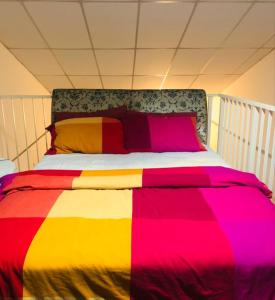 Una cama con una manta de colores encima. en Duplex Axis Condo @Ampang nearby KLCC., en Ampang