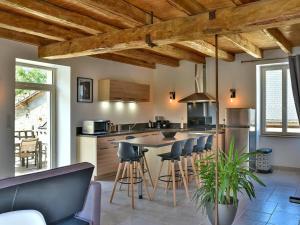 een keuken met houten plafonds en een bar met krukken bij Gîte Terrasson-Lavilledieu, 3 pièces, 4 personnes - FR-1-616-263 in Terrasson