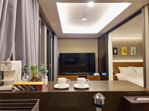 um quarto de hotel com uma cama e uma mesa com duas chávenas em Elbon The Stay em Busan