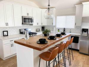 Köök või kööginurk majutusasutuses STUNNING Urban Farmhouse Minutes from Downtown