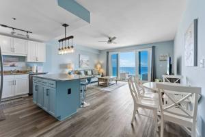 Il comprend une cuisine et un salon avec une table et des chaises. dans l'établissement Beautiful Panama City Beach Condo- Ocean View!, à Panama City Beach