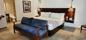 Rúm í herbergi á Plaza Chapala Hotel