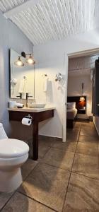 A bathroom at Plaza Chapala Hotel