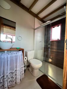 y baño con aseo, lavabo y ducha. en EcoFlats Caraiva en Caraíva