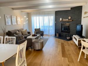 uma sala de estar com um sofá e uma lareira em Mountain view fully renovated 6-8 people condo em Mont-Tremblant