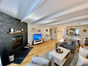 Μια τηλεόραση ή/και κέντρο ψυχαγωγίας στο Mountain view fully renovated 6-8 people condo +33 φωτογραφίες