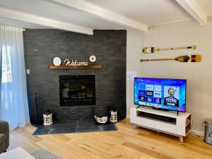 sala de estar con TV y chimenea en Mountain view fully renovated 6-8 people condo, en Mont-Tremblant
