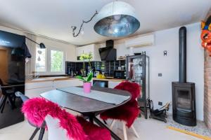Kuchyň nebo kuchyňský kout v ubytování House Natasa + 17 fotografií
