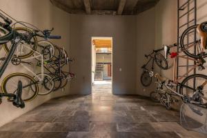 una habitación con varias bicicletas colgadas en la pared en Magnificient downtown apartment, en Ciudad de México