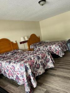 2 camas en una habitación de hotel con en Yorktown Motor Lodge, en Yorktown