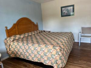 Un pat sau paturi într-o cameră la Yorktown Motor Lodge