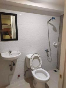 La salle de bains est pourvue de toilettes et d'un lavabo. dans l'établissement Hondelz Budget Homestay, à Busuanga