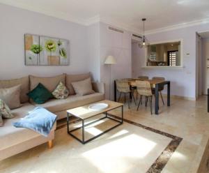 sala de estar con sofá y mesa en Penthouse Apartment - Roda Golf & Beach Club, en San Javier