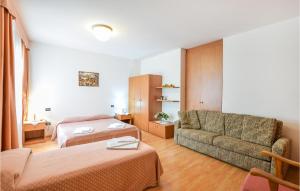 een woonkamer met een bed en een bank bij 3 Bedroom Stunning Apartment In Roncegno Terme in Marter di Roncegno