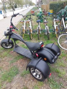 una moto estacionada junto a un grupo de bicicletas en Camping Casuta Mihaela, en Crisan