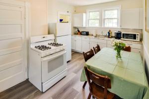 cocina con mesa y horno de fogón blanco en Warren Vacation Rental, Walk to Warren Town Beach, en Warren