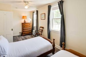 1 dormitorio con 2 camas y ventana en Warren Vacation Rental, Walk to Warren Town Beach, en Warren