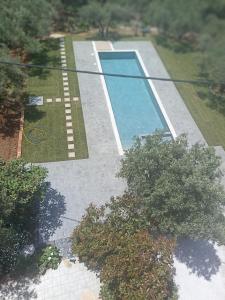 Bazén v ubytovaní Village Drapanias Apartments alebo v jeho blízkosti