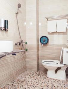 y baño con aseo y ducha. en Hùng Đức Hotel Cửa Lò, en Cửa Lô