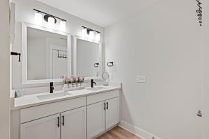Baño blanco con 2 lavabos y espejo grande en King 2 Queens 3 Doubles Foldout Stainless Steel Beach Gear included, en Hilton Head Island 37 fotos más