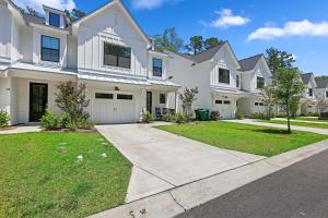una gran casa blanca con entrada para coches en King 2 Queens 3 Doubles Foldout Stainless Steel Beach Gear included, en Hilton Head Island