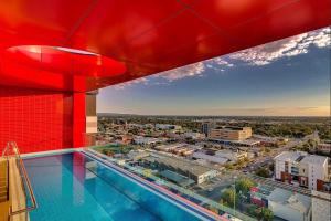 een zwembad op het dak van een gebouw met uitzicht bij Isaac - The Cityscape View Apartment in Adelaide