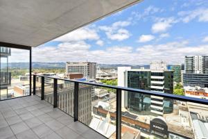 balcón con vistas a la ciudad en Iris - The Skylight Escape Apartment, en Adelaida