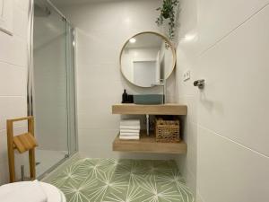 A bathroom at ´WALK TO CAMP NOU´ STYLISH 3BD SMART TV Wifi