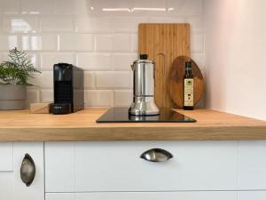 A kitchen or kitchenette at ´WALK TO CAMP NOU´ STYLISH 3BD SMART TV Wifi