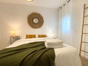 A bed or beds in a room at ´WALK TO CAMP NOU´ STYLISH 3BD SMART TV Wifi