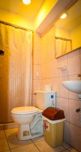 uma casa de banho com um WC e um lavatório em Cusco Hawka Pacha hostal em Cusco