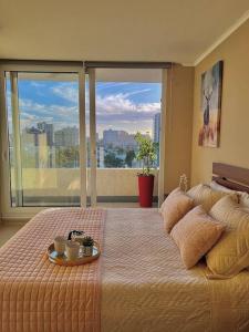 Un dormitorio con una cama con una bandeja de comida. en Apartamento en Concepción, en Concepción