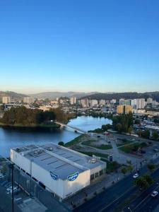 un gran edificio junto a una masa de agua en Apartamento en Concepción, en Concepción