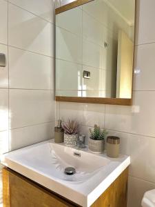 y baño con lavabo blanco y espejo. en Apartamento en Concepción, en Concepción