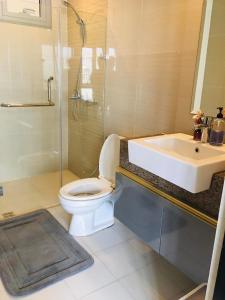 une salle de bain avec toilettes, lavabo et douche dans l'établissement NAIA Terminal 3 Insane Interior, Be the Boss, à Manille