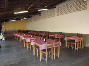 Avanhandava的住宿－維塔利酒店，用餐室配有粉红色的桌椅
