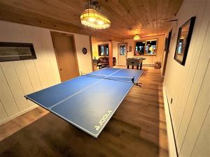 una mesa de ping pong en medio de una habitación en Lakefront Cabin Pvt Beach and Dock - Sunset Marina, en Arrowhead Lake
