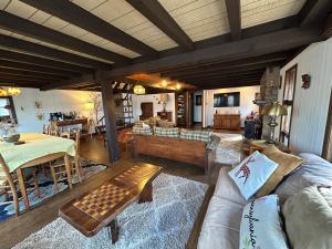 una sala de estar con un sofá y una mesa en Lakefront Cabin Pvt Beach and Dock - Sunset Marina, en Arrowhead Lake 38 fotos más