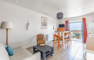 een woonkamer met een bank en een tafel bij Beautiful Home In Noirmoutier En Lile With House Sea View in Noirmoutier-en-l'lle