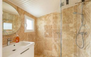 W łazience znajduje się prysznic i umywalka. w obiekcie Beautiful Home In Noirmoutier En Lile With House Sea View w mieście Noirmoutier-en-l'lle