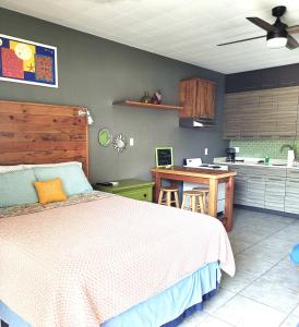 una camera con letto e cucina di Beach Retreat at BVG a Clearwater Beach