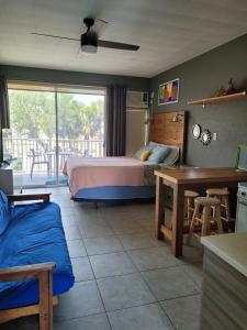 una camera con letto e tavolo e una cucina di Beach Retreat at BVG a Clearwater Beach