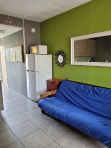una cucina con frigorifero e un letto in una camera. di Beach Retreat at BVG a Clearwater Beach