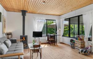 sala de estar con sofá y mesa en Stunning Home In Bog By With Kitchen en Bogø By