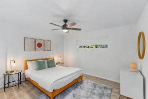 - une chambre avec un lit et un ventilateur de plafond dans l'établissement Heart of Old Town Scottsdale - walk to nightlife, à Scottsdale