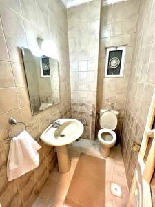 ein Bad mit einem Waschbecken und einem WC in der Unterkunft Cozy 3 Bedroom Apartment Near 7th Circle in Amman