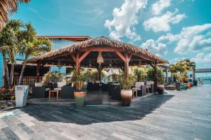 莱特鲁瓦西莱Hotel Bambou的一个带桌椅和棕榈树的凉亭