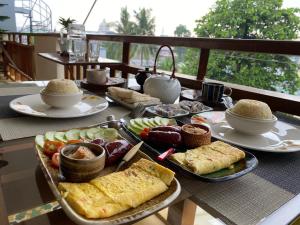 een tafel met borden met voedsel op een tafel bij Antonio's Bed and Breakfast Hotel 