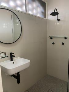 uma casa de banho com um lavatório e um espelho em Toronto Hotel em Toronto