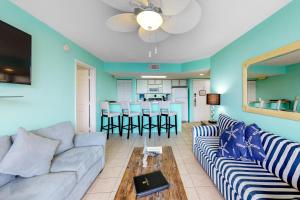 una sala de estar con un sofá y una mesa en Sunrise Suites - Martinique Suite 108, en Key West